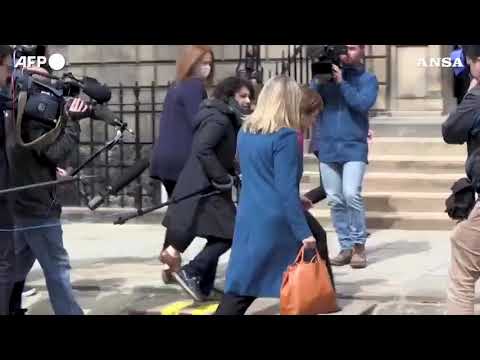 Scozia, la premier esulta fuori da Bute House a Edimburgo