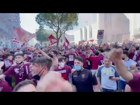 Salernitana in serie A, i tifosi invadono la città al coro di: “Chi non salta napoletano è”
