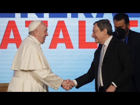 La stretta di mano tra Draghi e papa Francesco