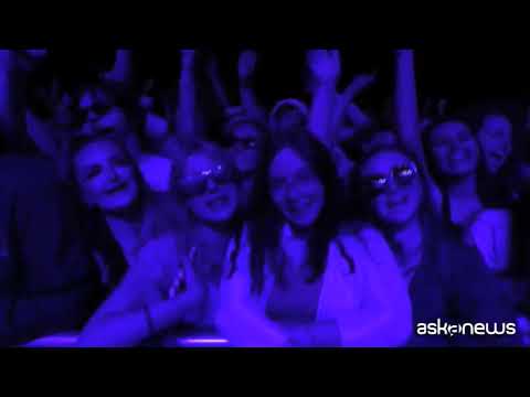 A Liverpool si testa il festival musicale: 6.000 senza mascherina