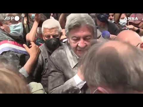 Parigi, Melenchon “infarinato” a una manifestazione contro l’estrema destra