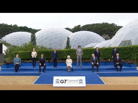 G7, la battuta della regina Elisabetta durante la foto di gruppo: «Dovremmo sembrare divertiti?»