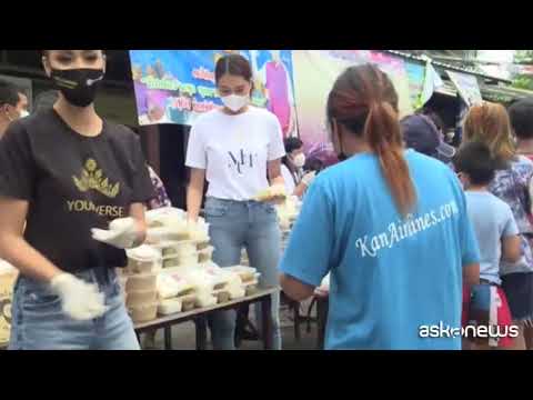 Miss Thailandia 2020 porta i pasti stellati nello slum di Bangkok