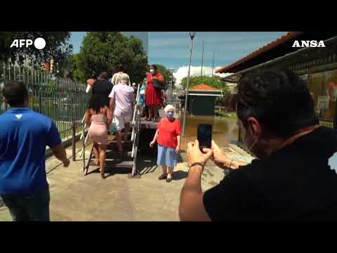 Brasile, il Rio Negro esonda: le strade di Manaus allagate