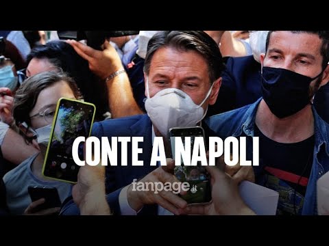 Conte come una rock star, bagno di folla a Napoli per sostenere Manfredi