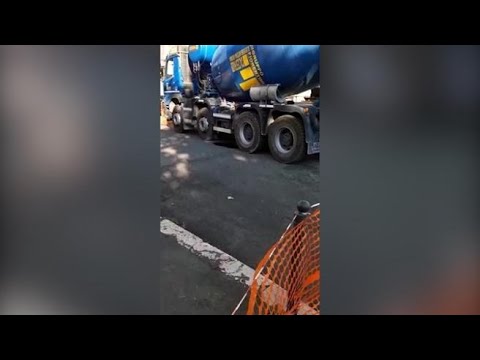 Roma, cede manto stradale: betoniera rimane incastrata