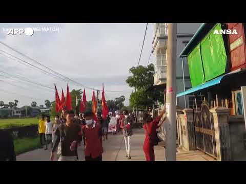 Myanmar, continuano incessanti le proteste contro il colpo di stato