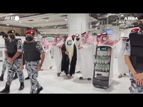 Mecca, acqua santa distribuita dai robot per le norme anti Covid