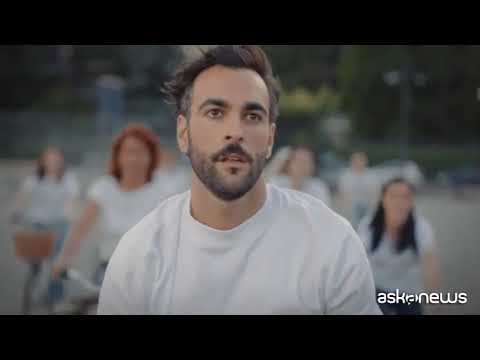 Marco Mengoni in bicicletta per lanciare il suo live negli stadi
