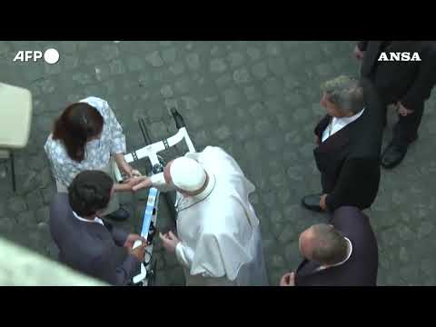 Papa,  il vincitore del Giro d’Italia, Egan Bernal, gli dona una bici