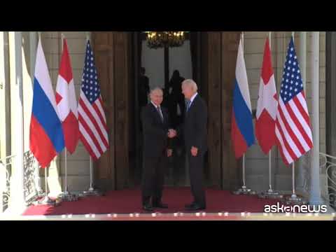 Stretta di mano tra Biden e Putin prima del summit a Ginevra