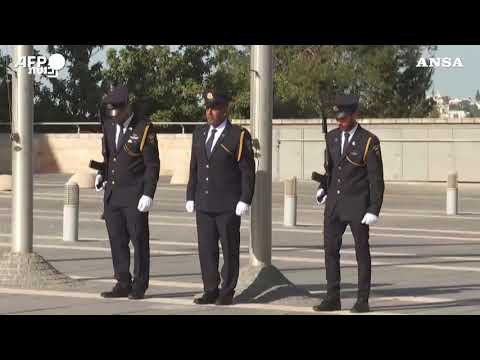 Israele, bandiere a mezz’asta fuori dal Parlamento per commemorare le vittime