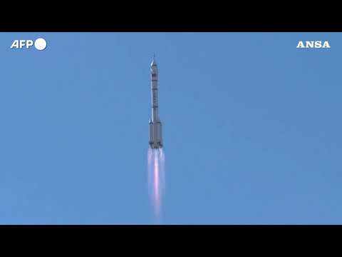 Spazio, decolla il razzo cinese che portera’ l’equipaggio alla stazione orbitante