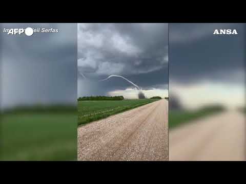 Le spettacolari immagini di un tornado in Canada