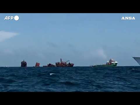 La nave portacontainer andata a fuoco sta affondando al largo dello Sri Lanka