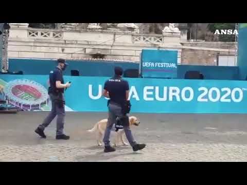 Europei, dimostrazione dell’unita’ cinofila della polizia al Football Village di Roma