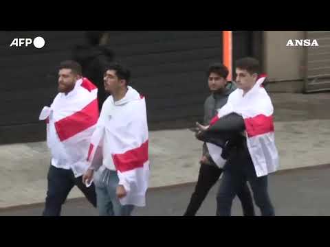 Europei, l’arrivo a Wembley dei tifosi di Inghilterra e Scozia