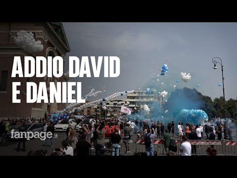 Ardea, l’ultimo saluto commosso a Daniel e David tra palloncini colombe bianche e fumogeni