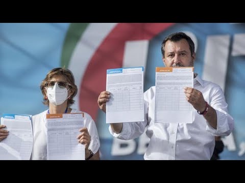 Giustizia, Salvini mostra in anteprima i moduli per la raccolta firme per i referendum
