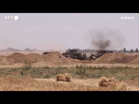 Gaza, bulldozer dell’esercito israeliano attraversano la recinzione del confine