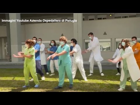 La Vacinada: all’Ospedale di Perugia ballano sulle note di Checco Zalone