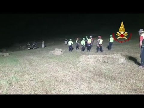 Bambino scomparso, le immagini delle ricerche notturne nei boschi