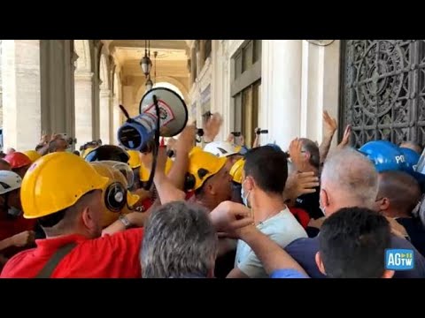 Genova, terzo giorno di sciopero per i lavoratori ex Ilva: tensioni con la Polizia