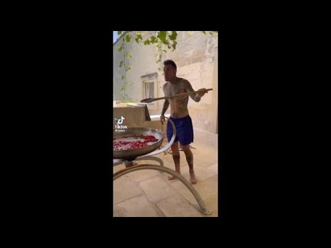 Fedez che prepara la pasta