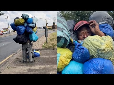 Incontra un senzatetto con un cumulo di buste sulle spalle e fa una scoperta che spezza il cuore