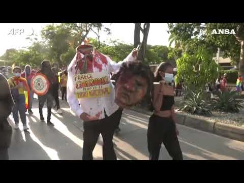 Colombia, manifestanti abbattono la statua di Cristoforo Colombo a Barranquilla