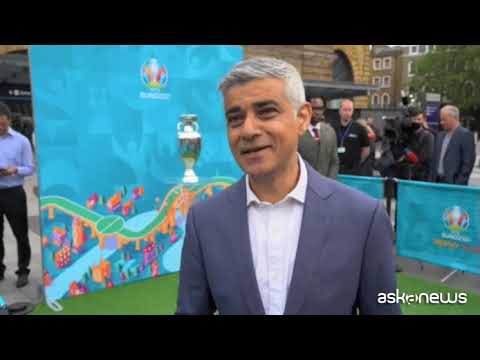 Euro 2020, la Coppa degli europei esposta a Londra