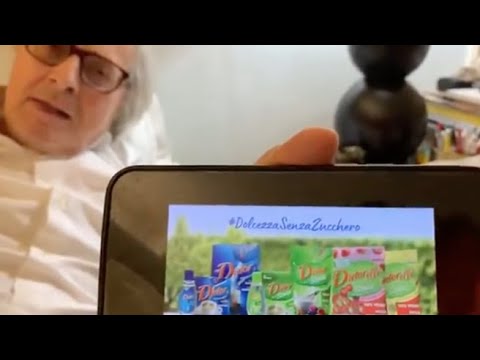 Sgarbi contro lo spot delle caramelle: «Immorale per i bambini» – il video