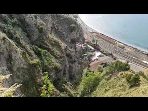 Taormina, 17enne finisce in un burrone con la moto: salvato da pompieri