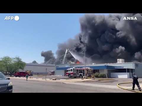 Usa, maxi-incendio in un centro di riciclaggio a Phoenix