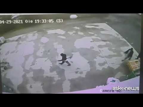 Saman, il video dei tre parenti con la pala in mano