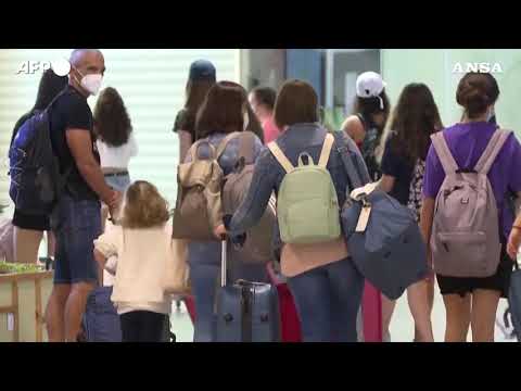 La Spagna apre ai turisti vaccinati: l’arrivo dei viaggiatori a Barcellona