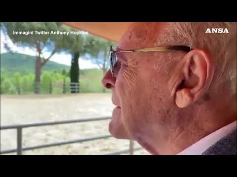 “Una magica giornata sotto il sole della Toscana”, scrive Anthony Hopkins postando il video