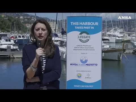 Giornata mondiale degli oceani, a Portovenere in azione il cestino marino mangiaplastica