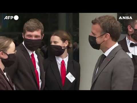 Francia, Macron visita una scuola alberghiera alla vigilia della riapertura dei ristoranti