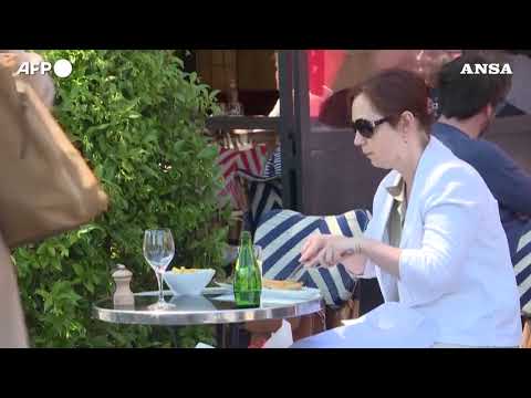 A Parigi si riempiono i caffe’ e i cittadini si rilassano sulle rive della Senna