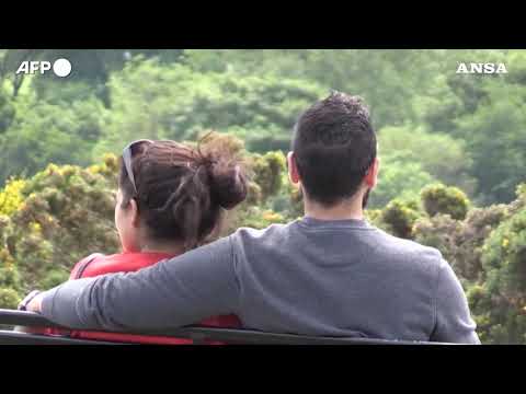 Edimburgo, l’eclissi di sole parziale ammirata dai parchi cittadini