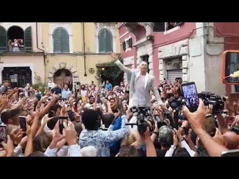 Matrimonio Bernardeschi, dall’arrivo sul fuoristrada ai cori da stadio davanti al duomo di…
