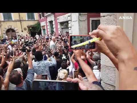 Bernardeschi si sposa, all’uscita dalla chiesa parte il coro “Siamo campioni d’Europa”
