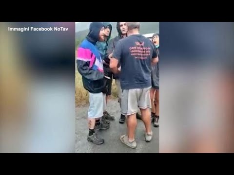 Camionista affronta i NoTav: «Sono in piedi dalle 4, non mi dovete rompere…»