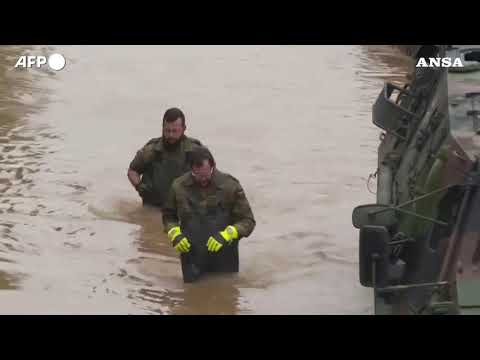 Alluvione in Germania, mezzi militari anfibi per recuperare le auto sommerse