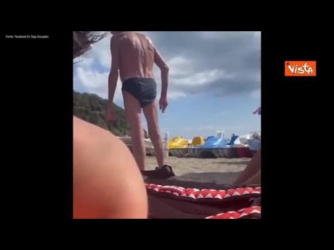 «Siete lesbiche» e vengono allontanate dalla spiaggia di Miseno a Bacoli, nel Napoletano