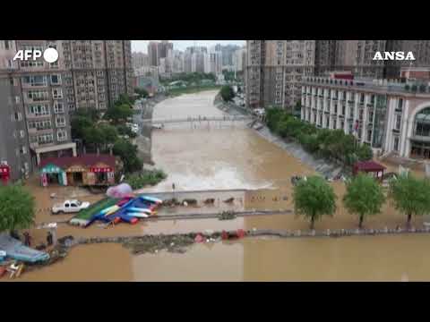 Cina, strade sommerse a Zhengzhou: le immagini del drone dopo le piogge torrenziali