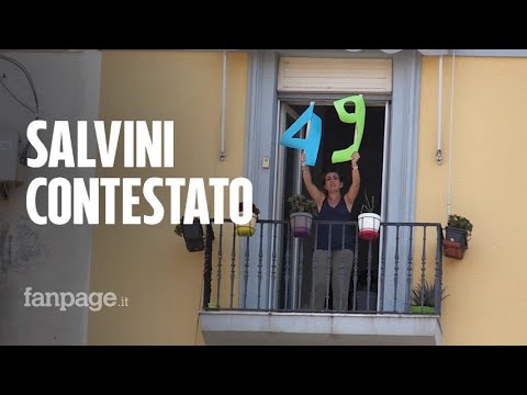 Salvini contestato a Napoli con un ’49’ dal balcone: “Vergogna, dove sono i nostri soldi?”