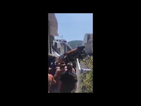 Capri, bus sfonda parapetto e finisce su uno stabilimento a Marina Grande: video