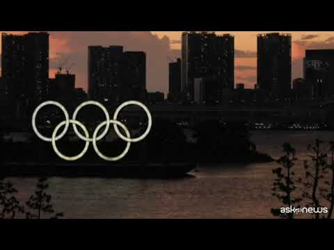 Il tramonto sugli anelli olimpici del lungomare Odaiba di Tokyo